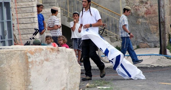 Israeli settlers close entrance to Nablus city