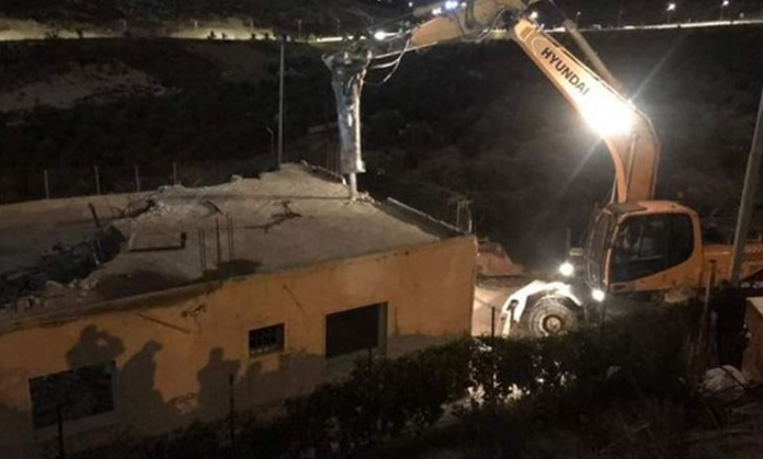 IOA forces Jerusalemite family to raze home in Sur Baher