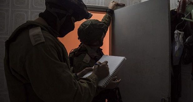 IOF storms Beit Kahil town in al-Khalil, maps three homes