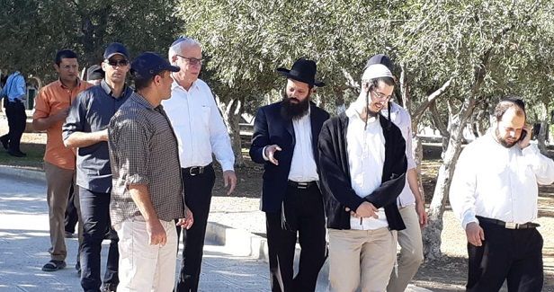 Settlers defile Aqsa Mosque on seventh day of Ramadan