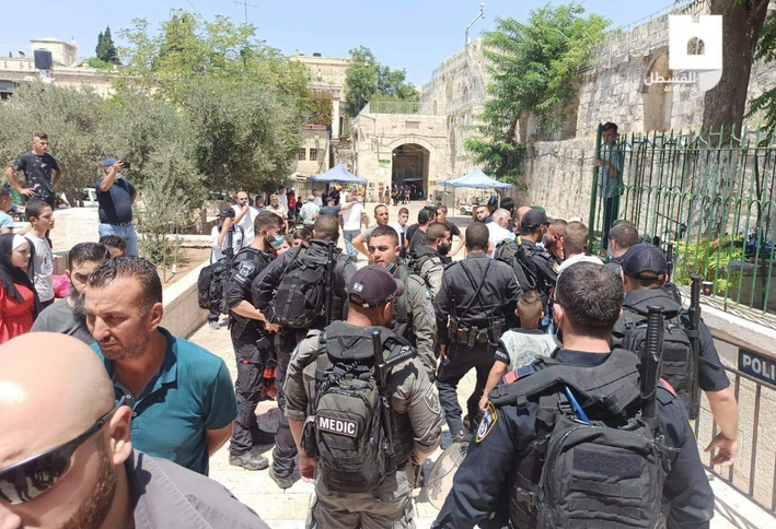 Israeli police attack Palestinian worshipers at Aqsa gate