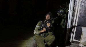 IOF arrest 13 Palestinians, including prisoners mother