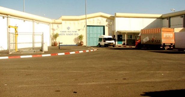 Mother of Palestinian prisoner arrested outside of Israeli jail