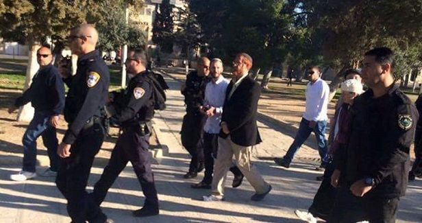 Extremist rabbi, dozens of settlers storm al-Aqsa Mosque