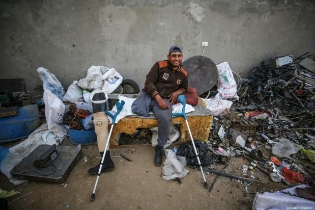 Palestinian doesn�t scrap career after losing leg in Israel attack