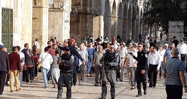 Scores of settlers, police officers defile Aqsa Mosque