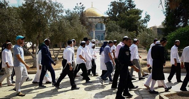 Scores of settlers defile Aqsa Mosque under police escort