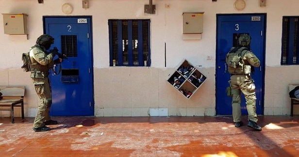 Israeli forces raid section 2 of Ramon jail, transfer inmates