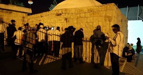 Hundreds of Israelis break into Islamic shrines in Ourata