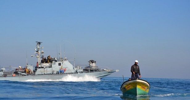 Israeli army kidnaps fishermen, infiltrates border area in Gaza
