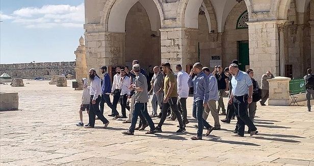 Settlers defile Aqsa amid calls to intensify Palestinian presence
