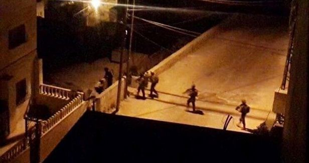 Israeli soldiers storm Halhul city, clash with young men