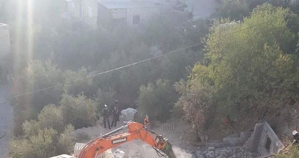 IOA forces Jerusalemite to raze his own property