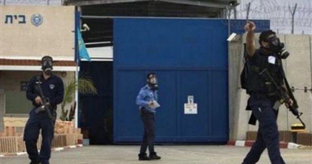 Israel prison guards attack Palestinian prisoners at Raymond jail