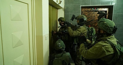 IOF raids homes, kidnaps Palestinians overnight in W. Bank