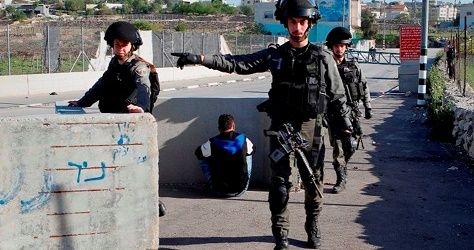 IOF erects military barrier north of al-Khalil