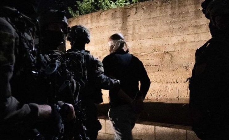 IOF raids homes, kidnaps Palestinians in W. Bank