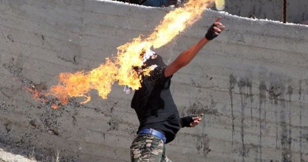 Youths attack settlers� buses north of al-Khalil