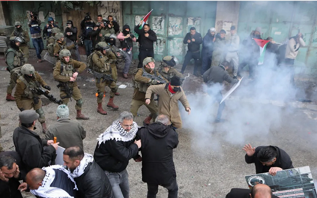 PLO: 'Banning Palestinians from Ibrahimi Mosque a violation of international law'