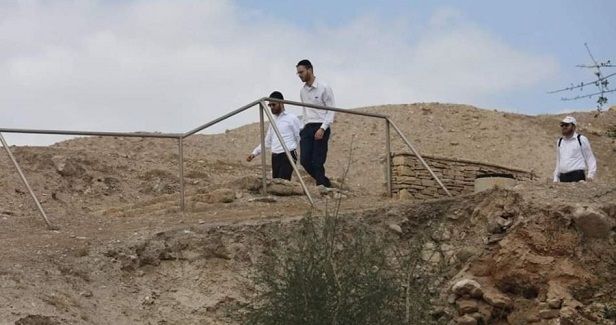 Settlers burn benches, try to cut electricity poles