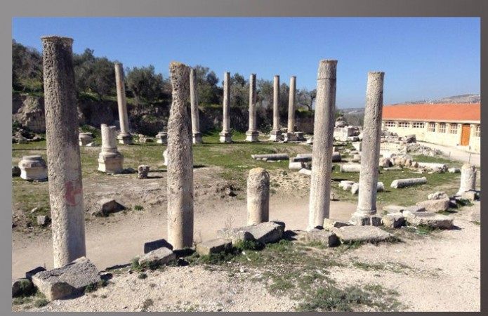 Nablus: Dozens of settlers storm the archaeological site in Sebastia