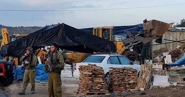 Israeli army razes cattle sheds in Khirbet al-Rawha