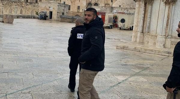 IOF arrest guard of Al-Aqsa mosque as settlers break in