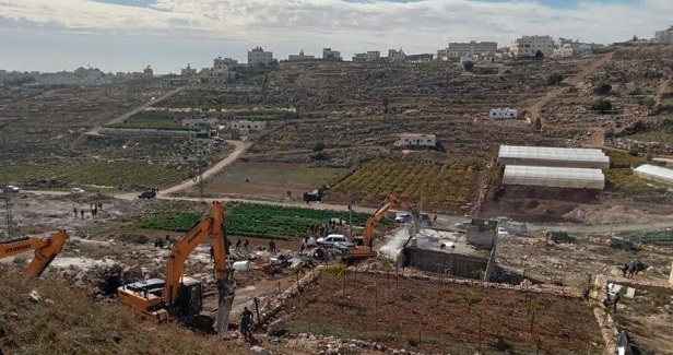 Israeli army displaces two Palestinian families in eastern al-Khalil