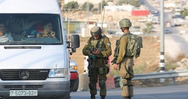 Israeli army cordons off access roads to al-Khalil at nightfall