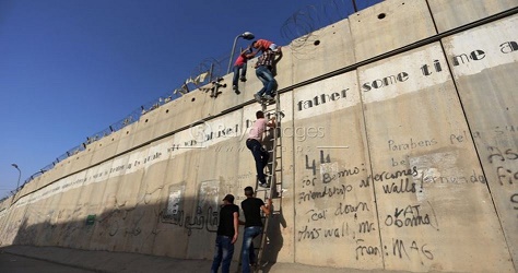 Youths jump over apartheid wall to reach Jerusalem