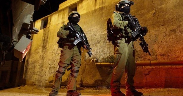 IOF kidnaps several Palestinians in W. Bank raids