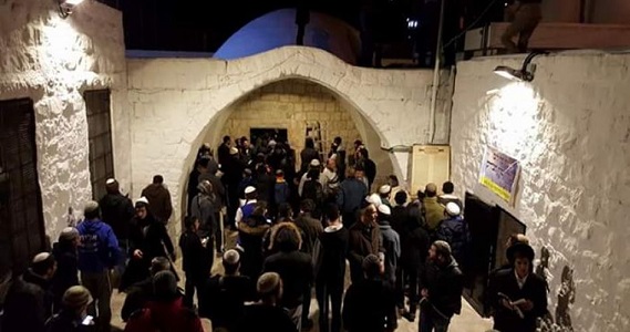 Dozens of Israelis break into Josephs Tomb in Nablus