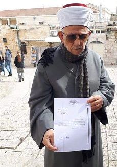 Israel bans Jerusalem notables from entering Aqsa