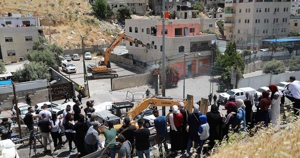 IOA displaces Jerusalemite family after razing building in Silwan-