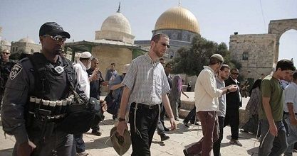 Groups of settlers continue to defile Aqsa Mosque