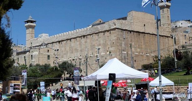 Israeli minister breaks into the Ibrahimi Mosque