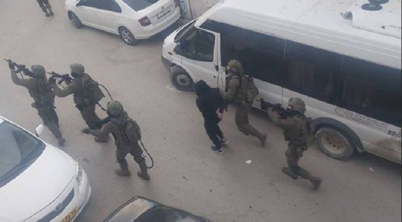 اعتقالات ومداهمات جيش الاحتلال تطال مخيمي قلنديا والأمعري