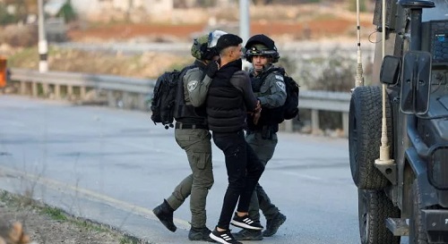 الاحتلال يحتجز شبانا ويعتدي عليهم في المغيّر