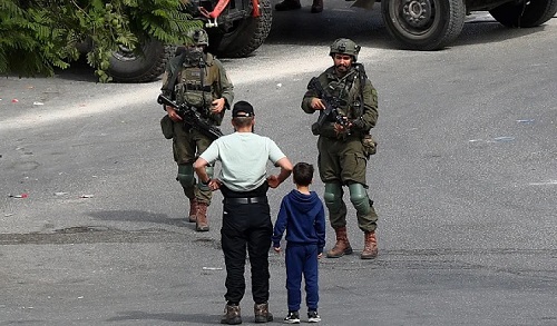 اعتقالات ومداهمات بالضفة والقدس وإصابات بالاختناق