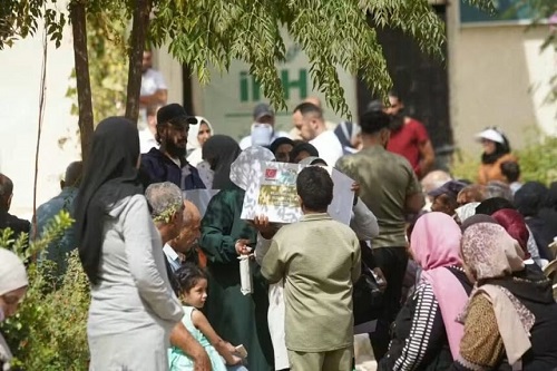 توزيع سلال غذائية وكفالات للأيتام في مخيم اليرموك بدمشق