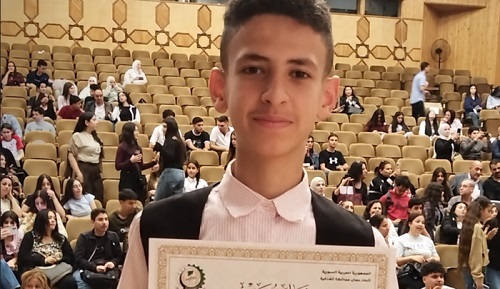 تكريم الطالب الفلسطيني ربيع الشاويش لتصدّره نتائج الثانوية في مخيم الرمل