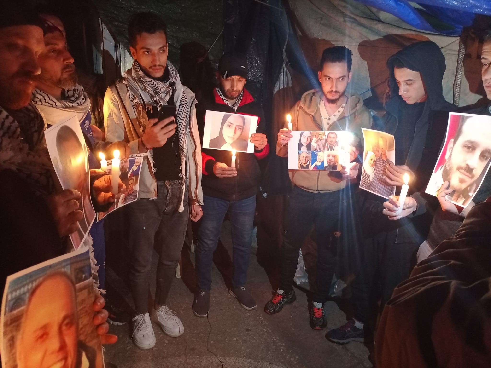 فلسطينيو سوريا في لبنان يستذكرون ضحايا الغرق في وقفة شموع