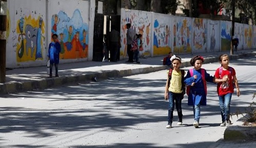 حملة في مخيم الحسينية لإعادة مئات الأطفال المتسربين إلى المدارس