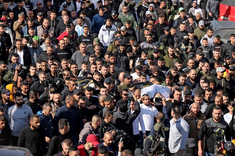 الآلاف يشيعون جثماني الشهيدين الزبيدي والسعدي في مخيم جنين