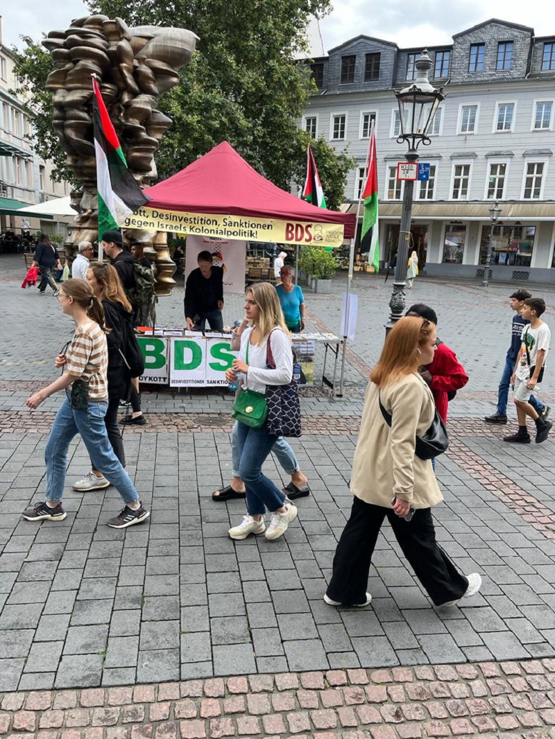 حملة المقاطعة والجالية الفلسطينية في مدينة بون يقيمان طاولة معلومات في وسط المدينة