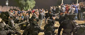 الاحتلال يعتدي على مُسنة ويعتقل شاباً في القدس