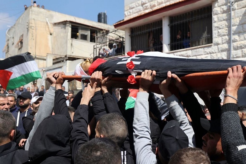 مئات الفلسطينيين يشيعون جثمان الشهيد عمير لولح في نابلس