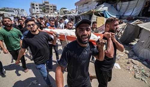 استهداف خيام ومراكز النزوح: شهيدان وعشرات الجرحى في قطاع غزة