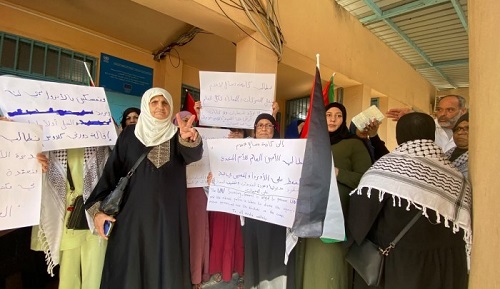 نساء عين الحلوة يقتحمن مكتب مدير 
