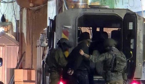 اعتقال 3 فلسطينيين واندلاع مواجهات خلال اقتحام الاحتلال مخيمي الفوار والعروب